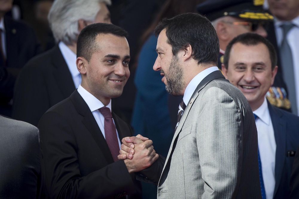 Luigi Di Maio (i) con Matteo Salvini.