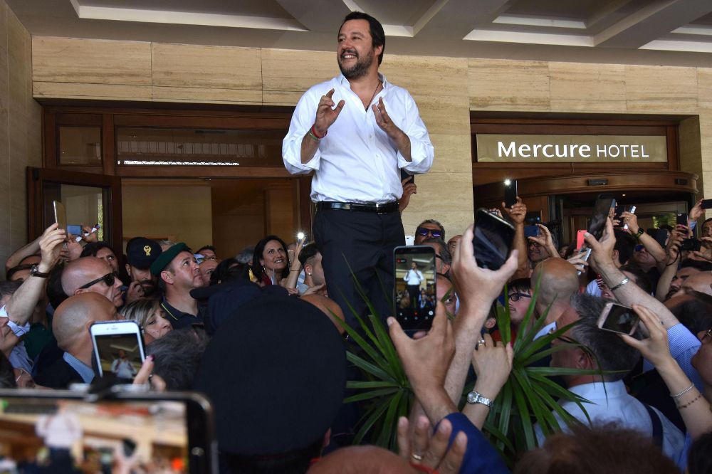 Matteo Salvini (C).