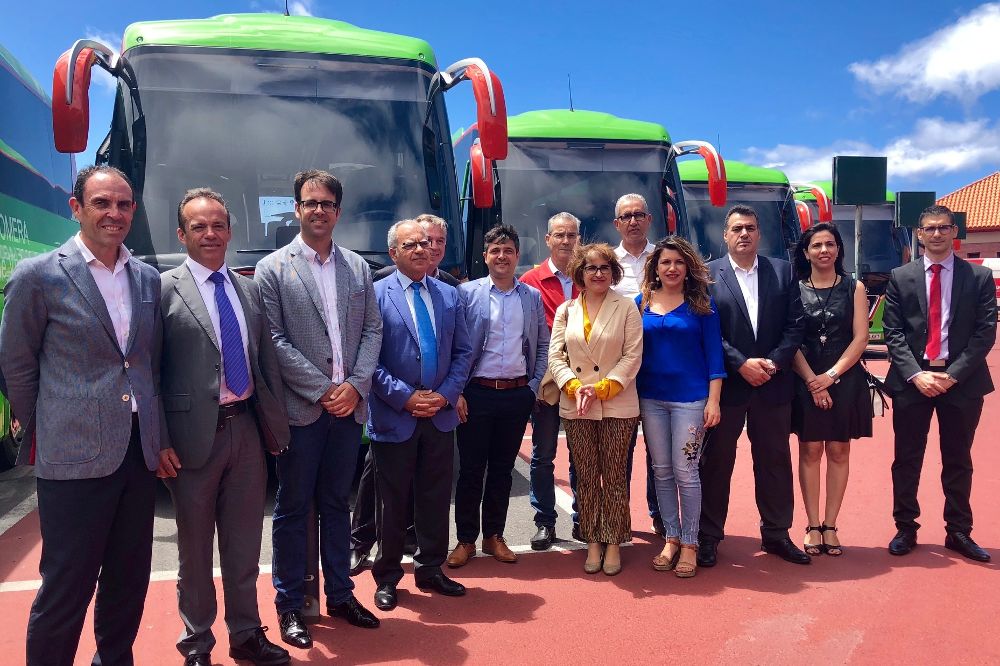 El presidente del Cabildo de La Gomera, Casimiro Curbelo, ha presidido hoy lunes el acto de presentación de los siete nuevos vehículos para el transporte de pasajeros adquiridos por GuaguaGomera SAU.