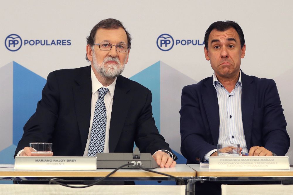 Mariano Rajoy (i) junto a Fernando Martínez Maíllo. EFE