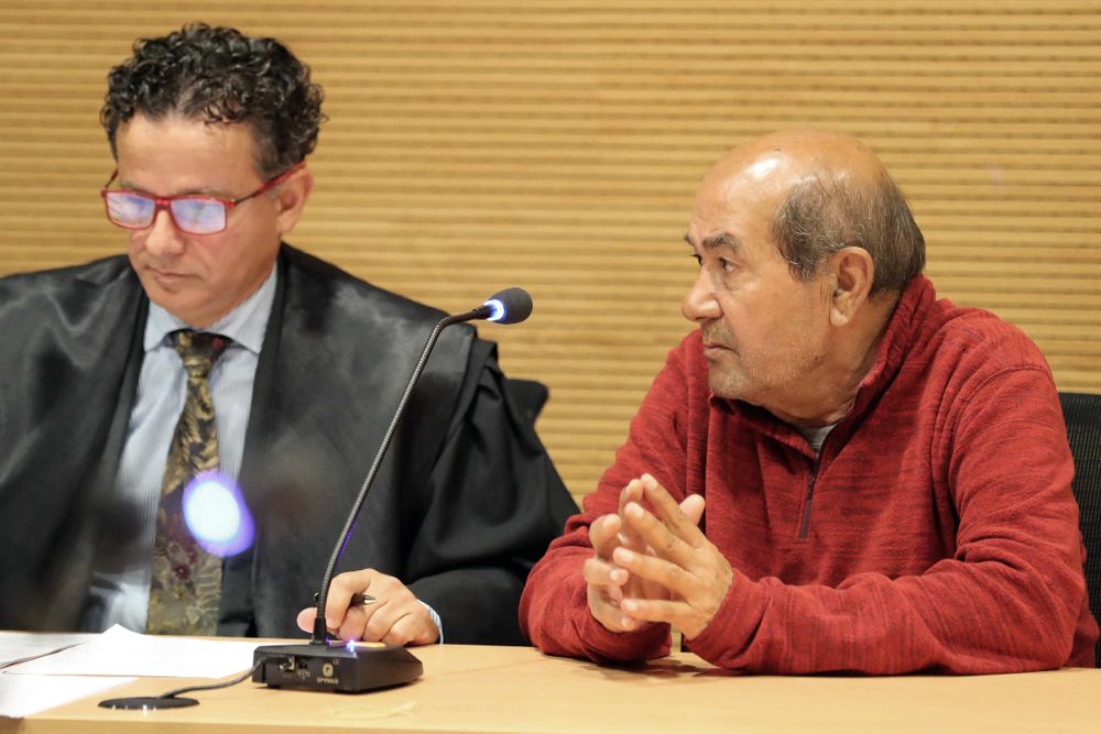 La Audiencia de Las Palmas comenzó hoy el juicio con tribunal del Jurado contra Angel P.R. (d) para el que se piden 23 años de cárcel acusado de asesinar a golpes a su pareja en Santa Brígida (Gran Canaria).