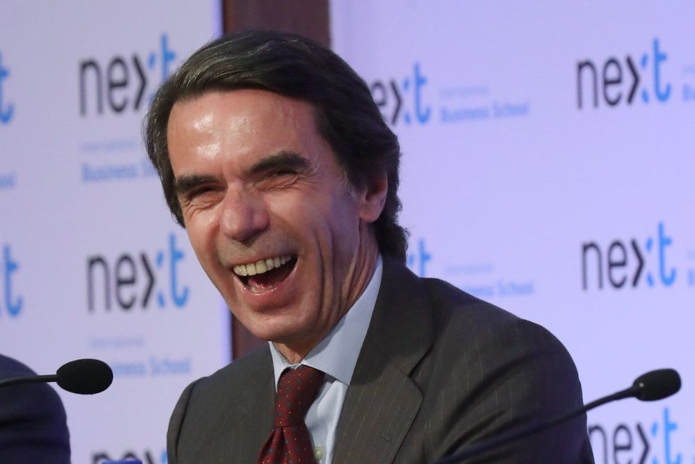 El expresidente del Gobierno José María Aznar (d).