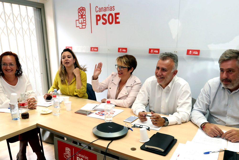 El secretario general del PSOE en Canarias, Angel Víctor Torres (2d), durante la reunión de la Comisión Ejecutiva Regional.