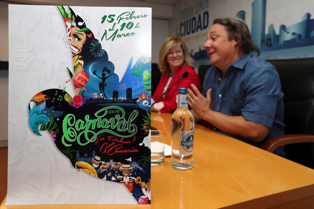 La concejal de Carnaval de Las Palmas de Gran Canaria, Inmaculada Medina, y el diseñador del cartel del carnaval de la ciudad de 2019, Jorge Leal.