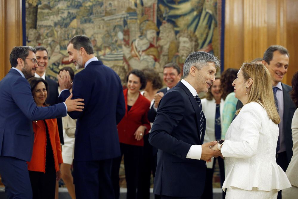 El Rey Felipe VI (i), y la presidenta del Congreso de los Diputados Ana Pastor (d), conversan con los nuevos ministros tras la promesa de sus cargos esta mañana en el Palacio de la Zarzuela, en Madrid.