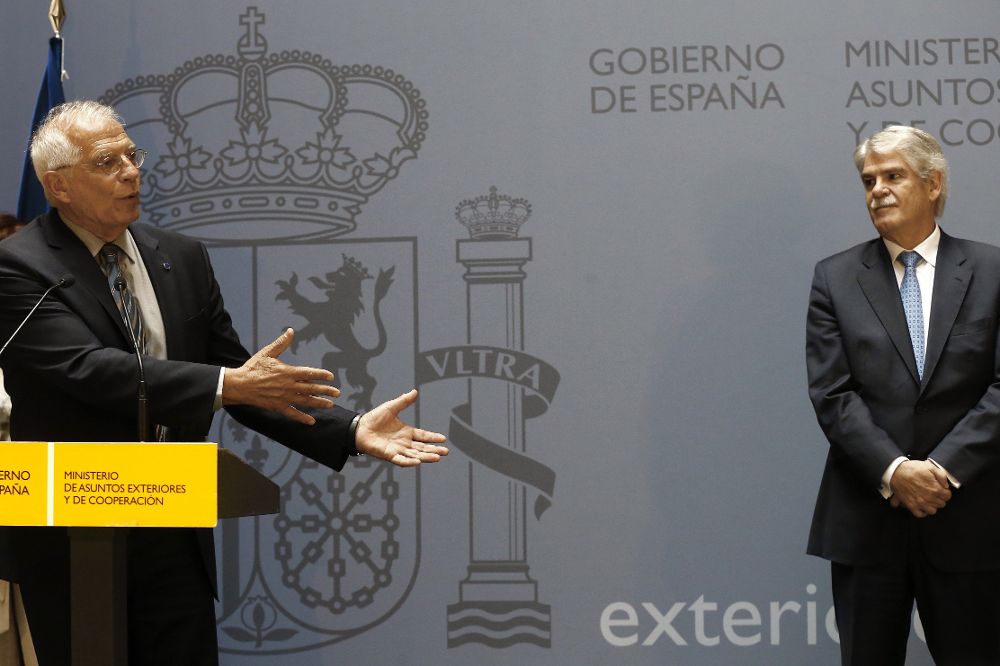 El ministro de Asuntos Exteriores Josep Borrell, y el exministro de Asuntos Exteriores Alfonso Dastis.
