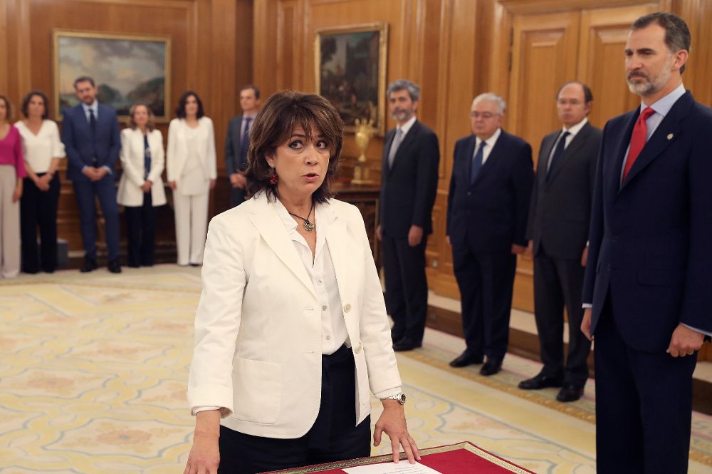 Dolores Delgado ha sido la primera en prometer su cargo como nueva ministra de Justicia del Gobierno de Pedro Sánchez.