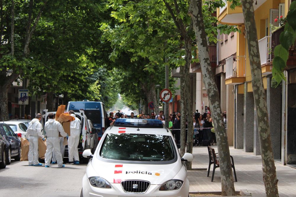 2018 Agentes de la policía científica de los Mossos d'Esquadra salen del domicilio del detenido por la muerte de una menor en Vilanova i la Geltrú.