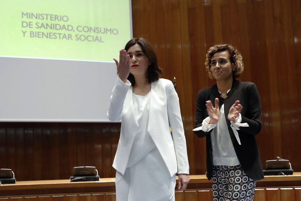 La nueva ministra de Sanidad, Consumo y Bienestar Social, Carmen Montón (i), y su antecesora en el cargo, Dolors Montserrat, en el acto de toma de posesión.