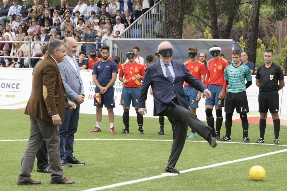 Vicente del Bosque hace el saque inaugural del Mundial de Fútbol para Ciegos.