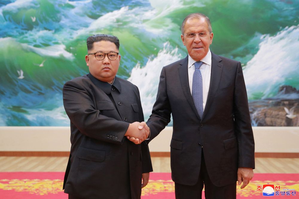 Kim Jong-un (i), dando la mano al ministro ruso de Relaciones Exteriores, Sergey Lavrov.
