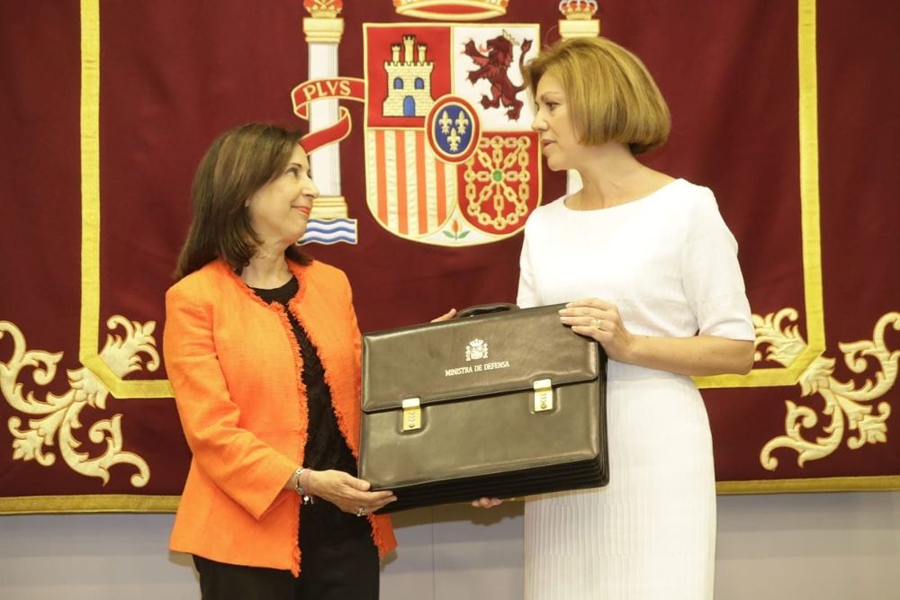 Margarita Robles recibe la cartera de Defensa de la mano de su predecesora, María Dolores de Cospedal.
