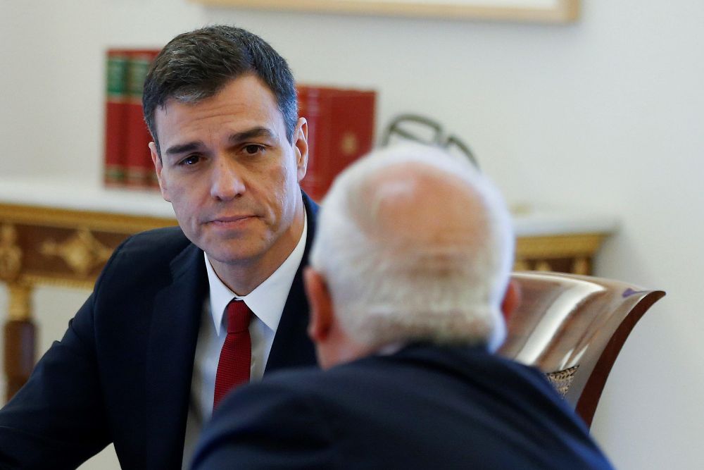 El jefe del Ejecutivo, Pedro Sánchez (izda), que preside el primer Consejo de Ministros de su gabinete conversa con en el ministro de Asuntos Exteriores, Josep Borrell.