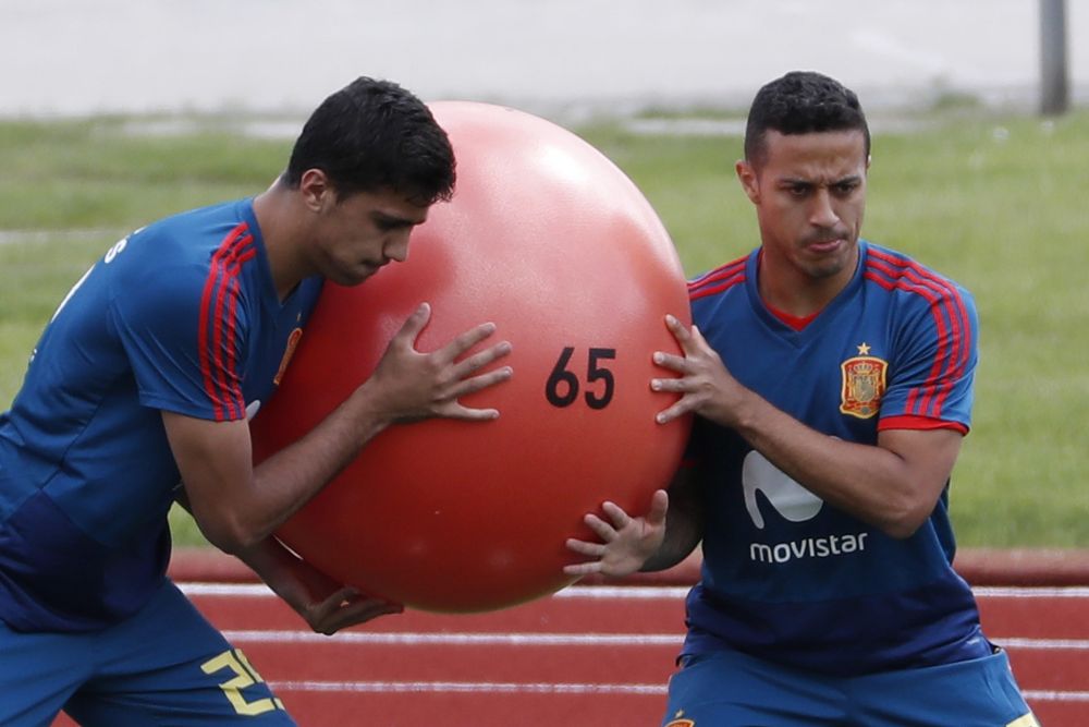 2018.- Los centrocampistas Thiago Alcántara (dcha) y Rodrigo Hernández.