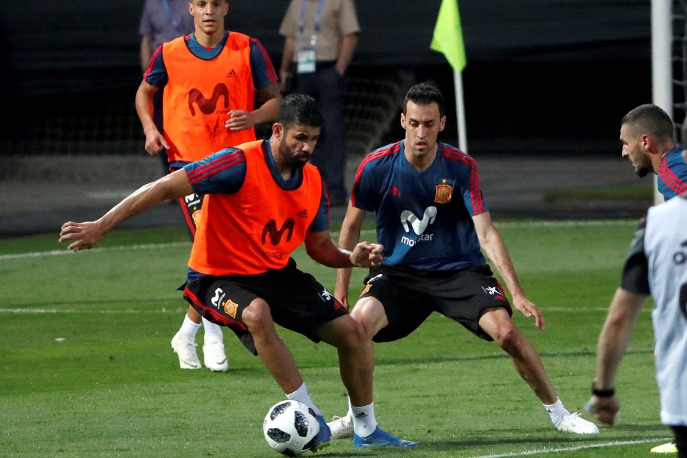 Los jugadores de la selección española Diego Costa (i) y Sergio Busquets.