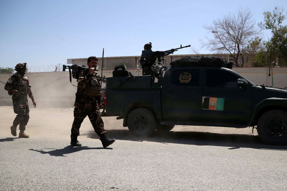 Oficiales de las fuerzas de seguridad afganas.