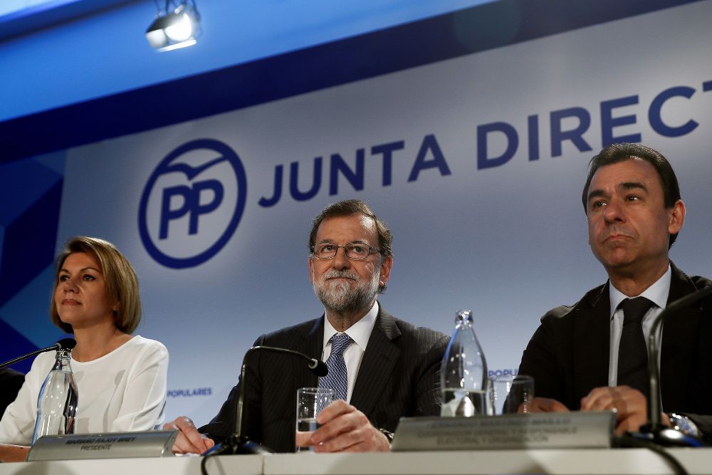 Rajoy, entre María Dolores de Cospedal y Fernando Martínez Maíllo (d).