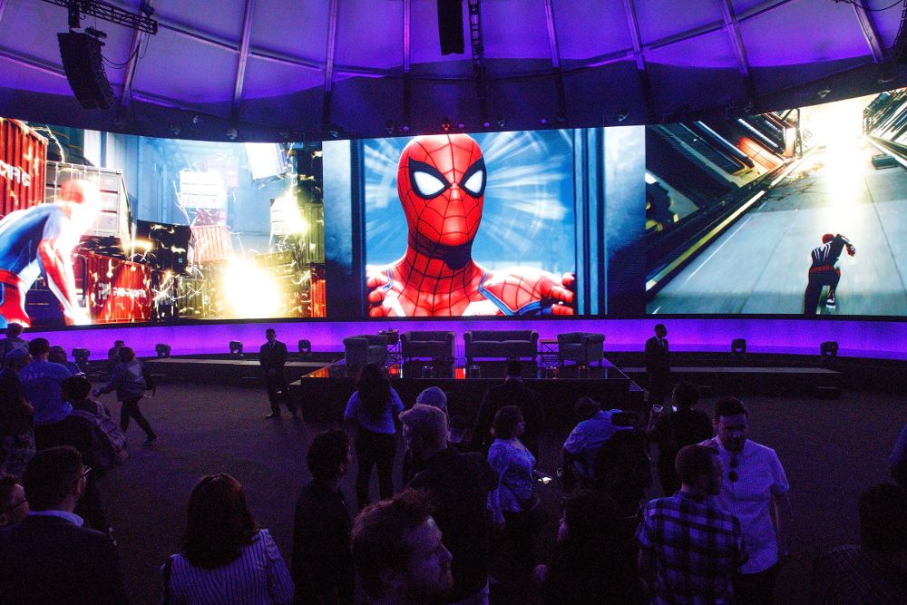 Asistentes observan un vídeo de Spider-Man en la fiesta Sony Playstation E3.