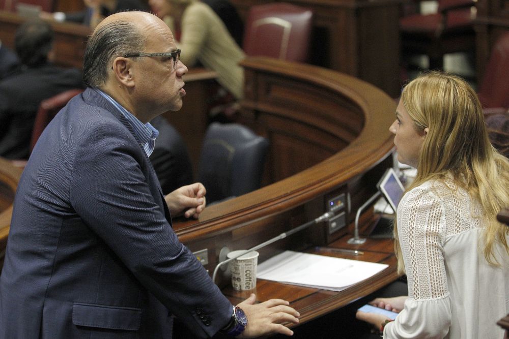 Barragán, conversa con la diputada de Podemos Noemí Santana.