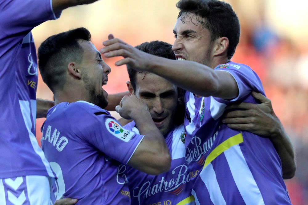 El defensa del Valladolid, Kiko Olivas (c), celebra su gol, el primero del partido de ida de la final por el ascenso de LaLiga Santander.