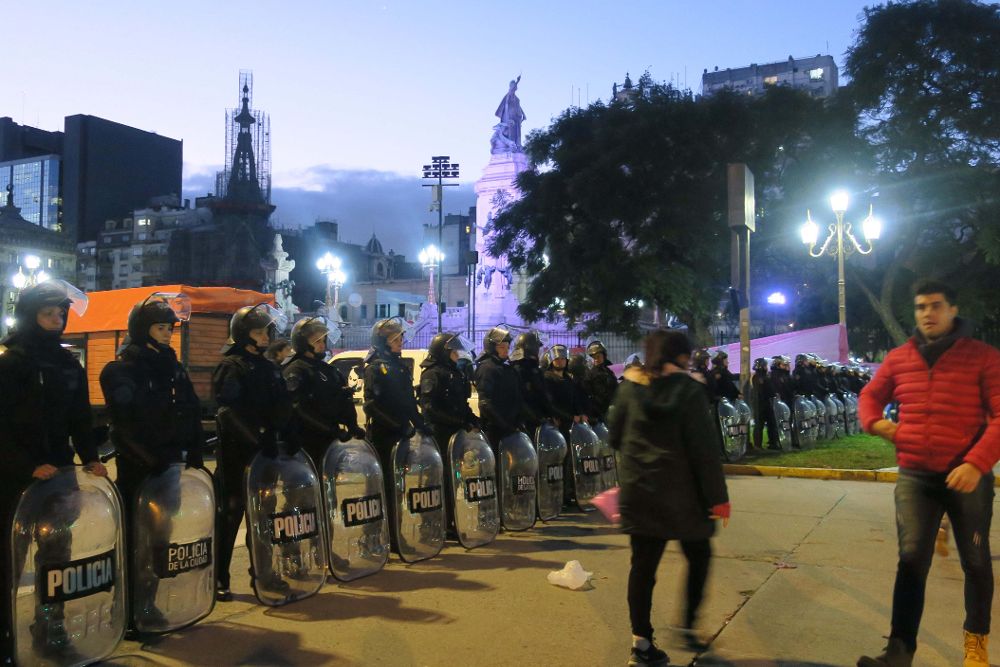 Decenas de agentes antidisturbios en las inmediaciones del Congreso.