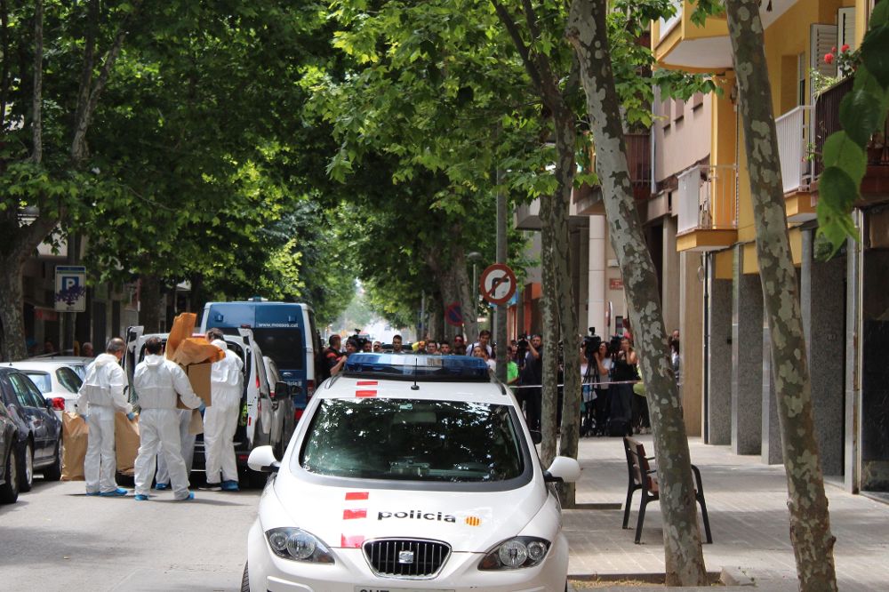 Agentes de la policía científica de los Mossos d'Esquadra salen del domicilio del detenido por la muerte de una menor en Vilanova i la Geltrú el día del crimen.