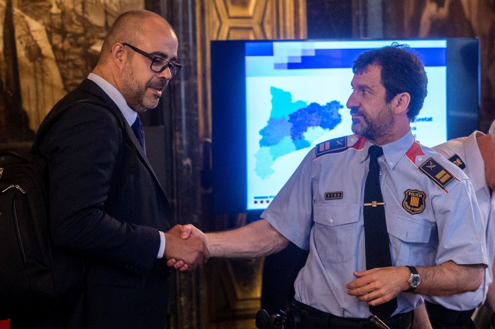 El conseller de Interior, Miquel Buch (i), saluda al comisario jefe de los Mossos d' Esquadra Ferran López (d).