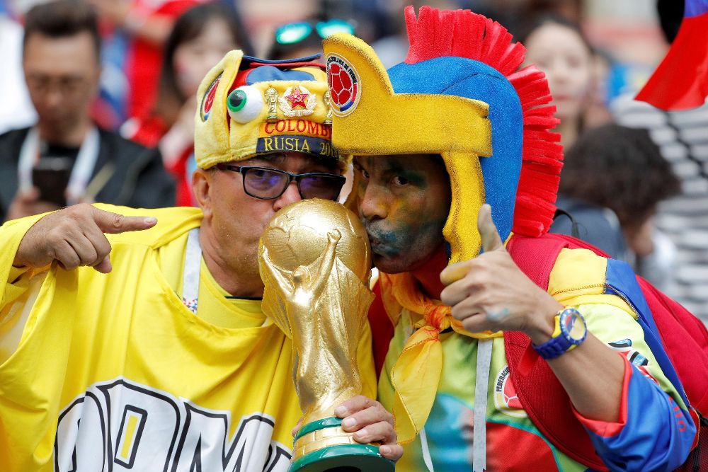 Seguidores colombianos esperan el inicio del partido Rusia-Arabia Saudí, del Grupo A del Mundial de Fútbol de Rusia 2018.