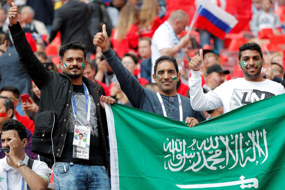 Aficionados de la selección de Arabia Saudí esperan el inicio del partido Rusia-Arabia Saudí, del Grupo A del Mundial de Fútbol de Rusia 2018, en el Estadio Luzhniki de Moscú, Rusia.