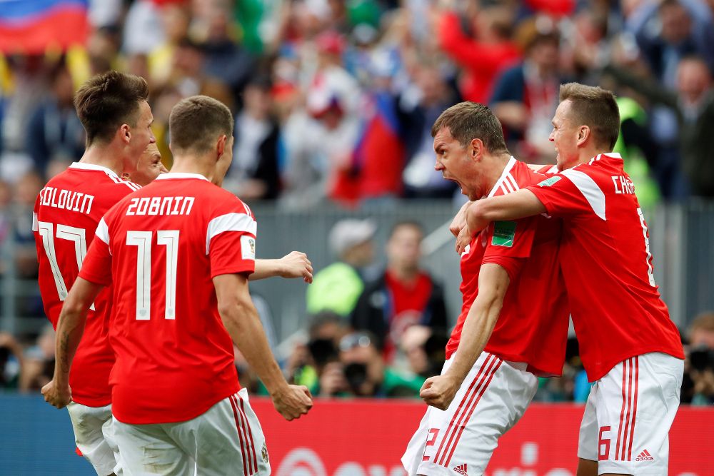 El delantero ruso Artem Dzyuba (2-d) celebra con sus compañeros tras marcar el 3-0 durante el partido Rusia-Arabia Saudí.