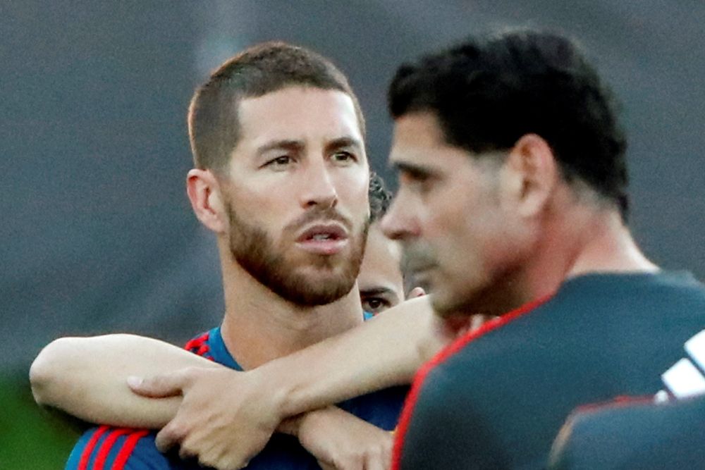 El jugador de España Sergio Ramos (i) escucha al nuevo entrenador Fernando Hierro (d) en un entrenamiento.