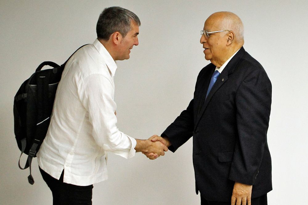 El presidente de Canarias, Fernando Clavijo (i), saluda al vicepresidente del Consejo de Ministros y ministro de Economía Cubano, Ricardo Cabrisas.