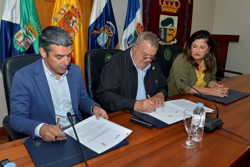 Narvay Quintero (i), Pedro Miguel Acosta y Belén Allende, durante la firma.