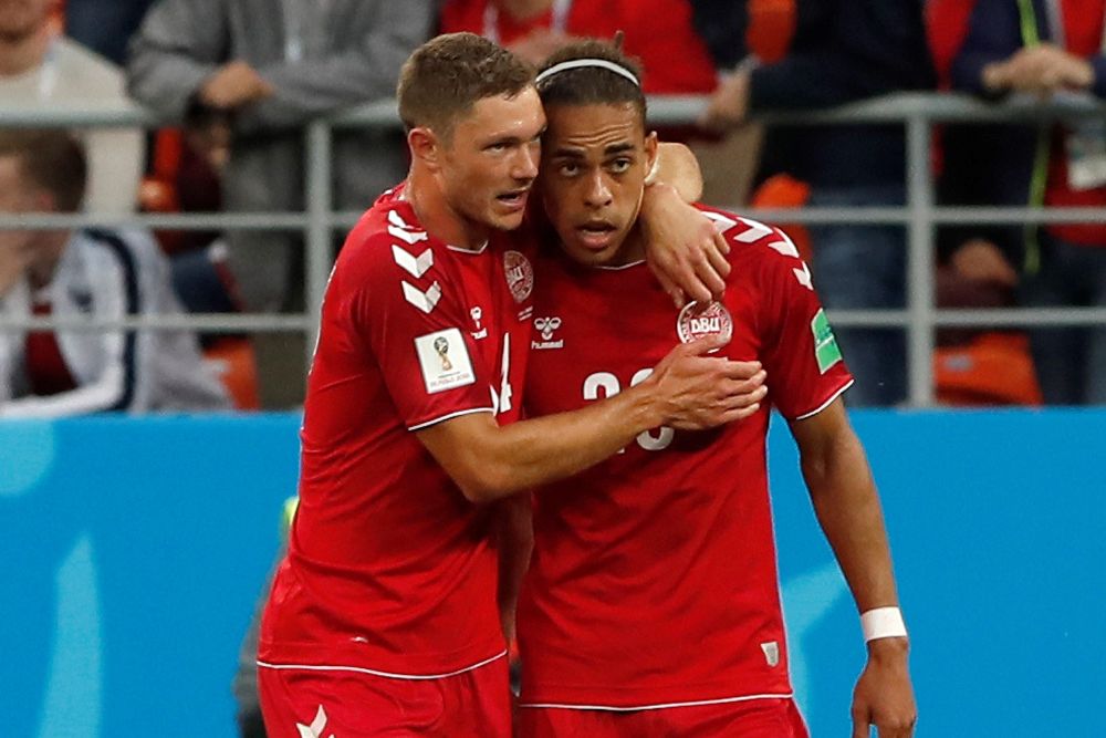 El El delantero danés Yussuf Yurary Poulsen (d) celebra con el defensa danés Henrik Dalsgaard (i) tras marcar el 1-0.