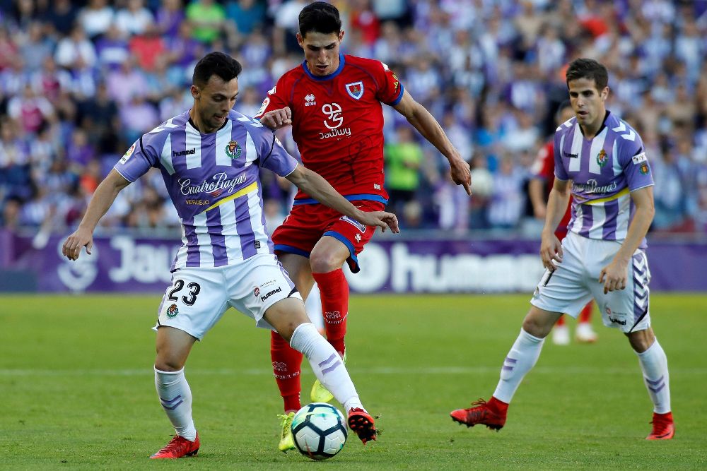 El jugador del Real Valladolid, Oscar Plano (i), pelea el balón ante un jugador del Numancia, esta noche en el estadio José Zorrilla.