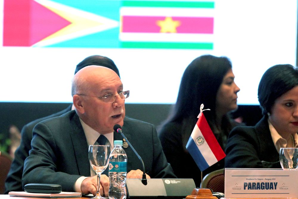 El canciller de Paraguay, Eladio Loizaga (i), habla durante la Reunión Ordinaria del Consejo Mercado Común del Mercosur. 