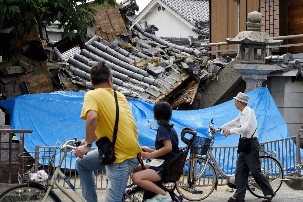 Vecinos de la localidad de Takatsuki en la prefectura de Osaka en Japón observan los daños provocados por un terremoto de 6,1 grados que sacudió hoy, 18 de junio de 2018, el oeste del país.