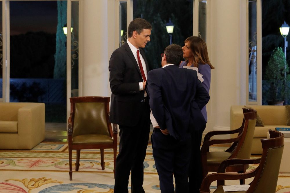 El presidente del Gobierno, Pedro Sánchez (i), charla con los presentadores Ana Blanco (d) y Sergio Martín, a su llegada a la entrevista que concede a TVE.
