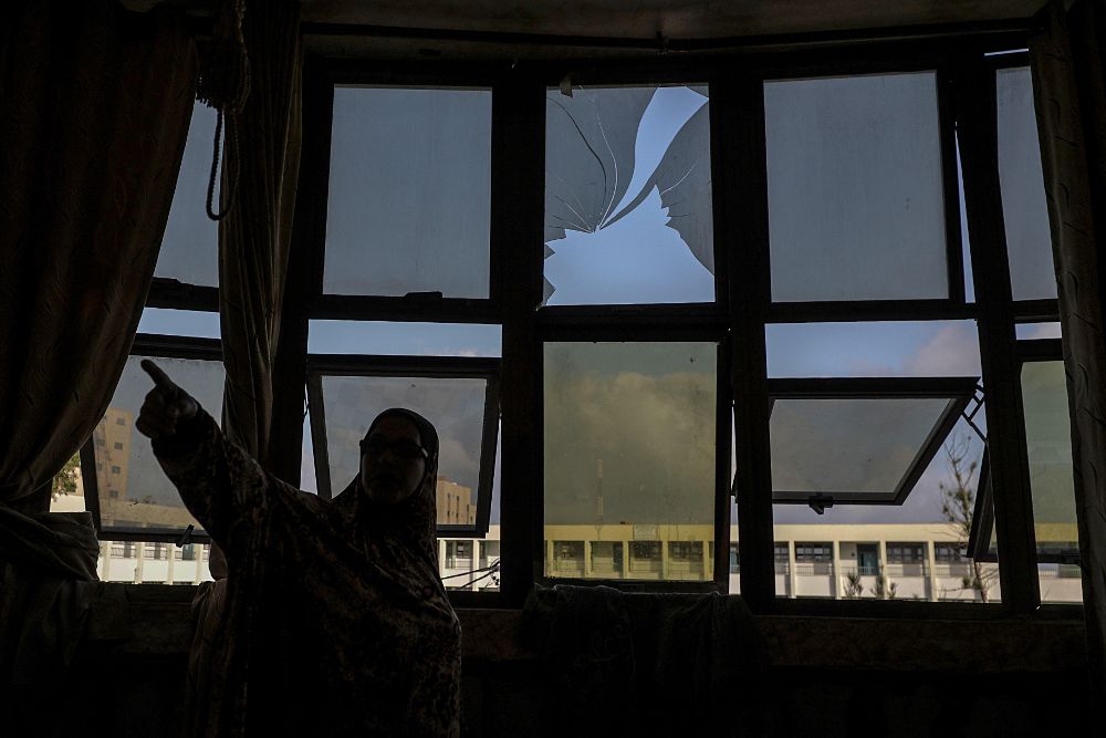 Una mujer observa los daños en su casa tras un ataque aéreo israelí en la zona norte de la Franja de Gaza (Palestina) el18 de junio de 2018. 
