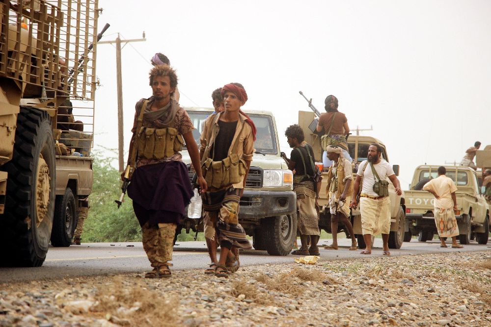 Una columna de las tropas gubernamentales yemeníes se traslada a la ciudad portuaria occidental de Al Hudeida.
