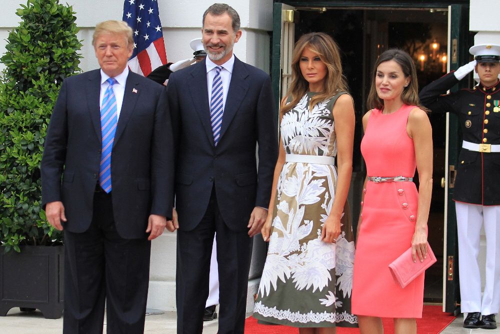 El presidente de Estados Unidos Donald Trump (i), su mujer Melania Trump, el Rey Felipe VI y la Reina Letizia (d), durante el encuentro que ambos mandatarios y sus esposas celebran en la Casa Blanca, además de una sesión de trabajo de los dos jefes de Estado junto con sus respectivas delegaciones.