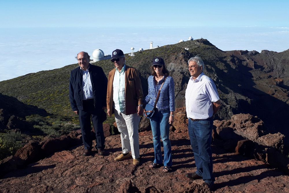 Mario Vargas Llosa (2i), junto a su pareja, Isabel Preysler (2d), el director del IAC, Rafael Rebolo (i), y el astrofísico, Juan Carlos Pérez Arencibia (d), en el mirador del Roque de los Muchachos (La Palma).