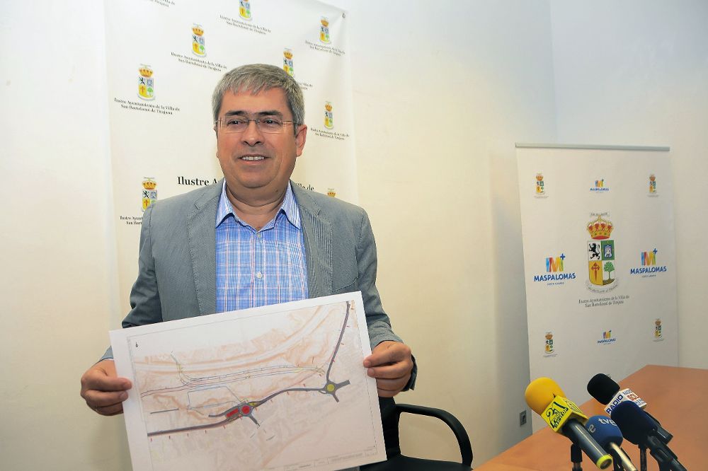 El alcalde de San Bartolomé de Tirajana, Marco Aurelio Pérez (PP), al término de la rueda de prensa en la que ha acusado al Cabildo de Gran Canaria de paralizar la construcción del Siam Park de Maspalomas con un informe de Patrimonio Histórico.