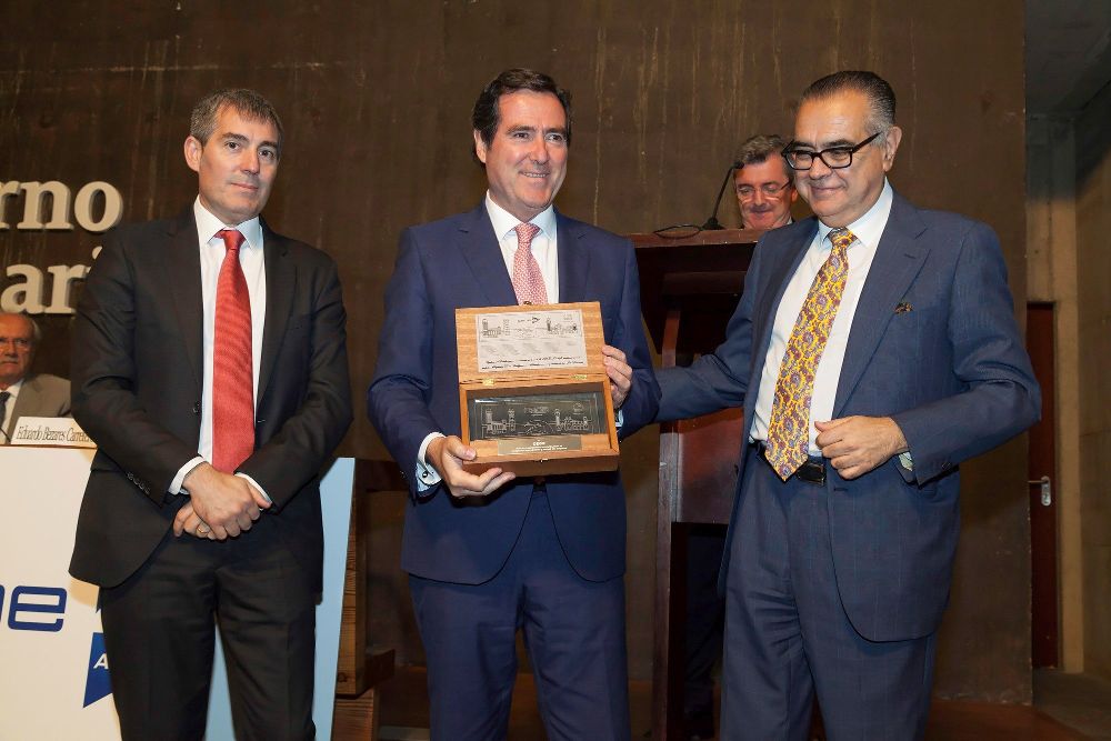 El presidente de CEPYME, Antonio Garamendi (c), junto al presidente del Gobierno de Canarias, Fernando Clavijo (i) y el presidente de la CEOE-Tenerife, José Carlos Francisco (d), con motivo del 40 aniversario de CEOE Tenerife.