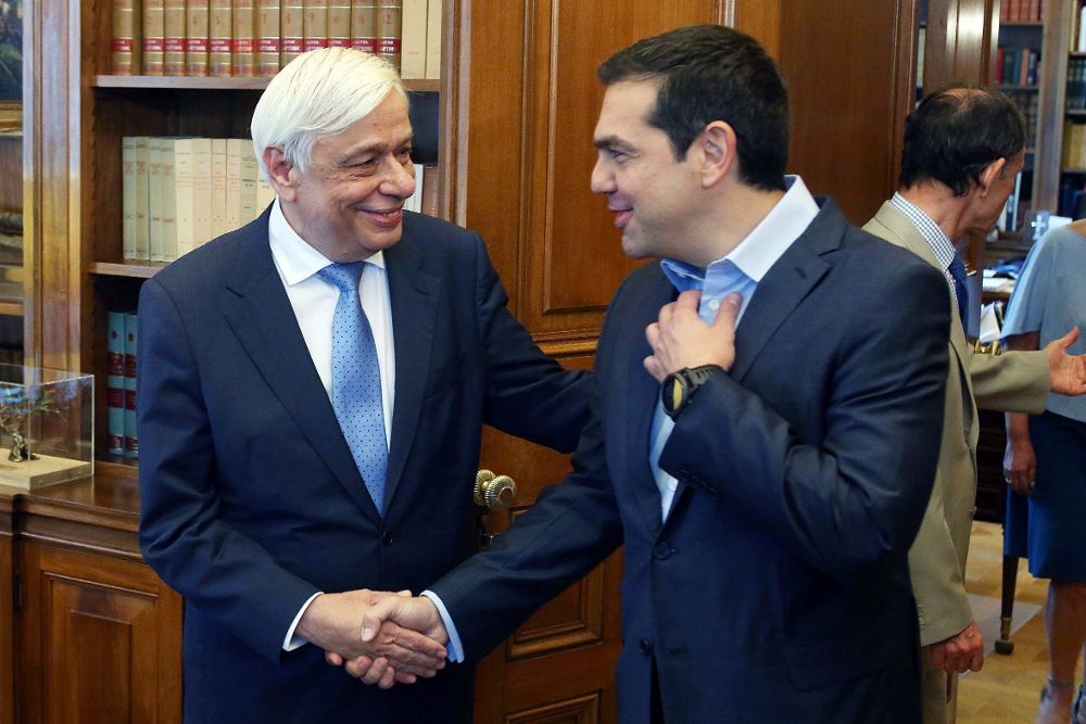El primer ministro griego, Alexis Tsipras (dcha), mantiene una reunión con el presidente heleno, Prokopis Pavlopoulos, en el Palacio Presidencial en Atenas (Grecia).