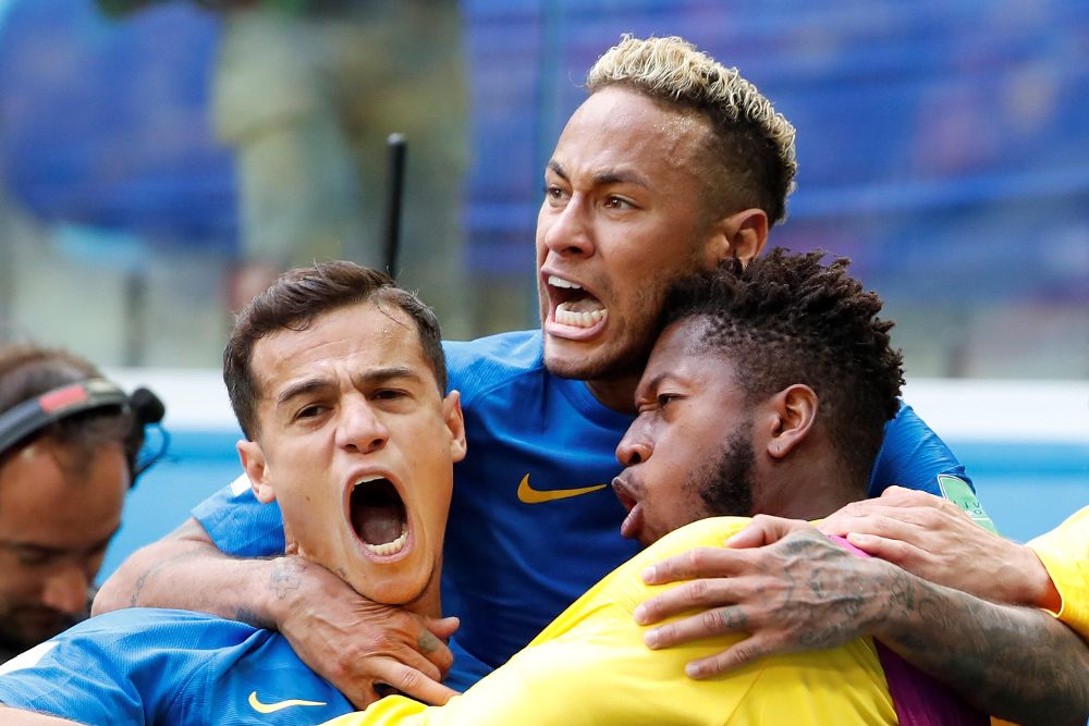 El centrocampista brasileño Phillipe Coutinho (i), el delantero brasileño Neymar (c) y el centrocampista brasileño Fred (d) celebran el 1-0 durante el partido Brasil-Costa Rica.