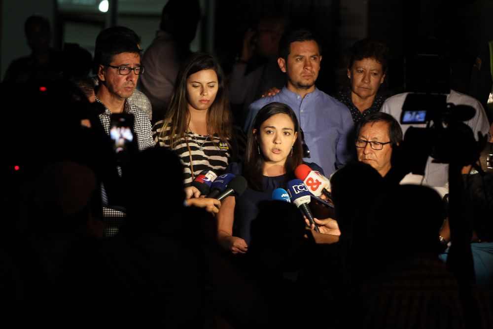 Yadira Aguagallo, esposa de Paul Rivas, uno de los periodistas del Diario el Comercio de Ecuador, atiende la prensa en la sede del Instituto Nacional de Medicina Legal el viernes 22 de junio de 2018, en Cali (Colombia).