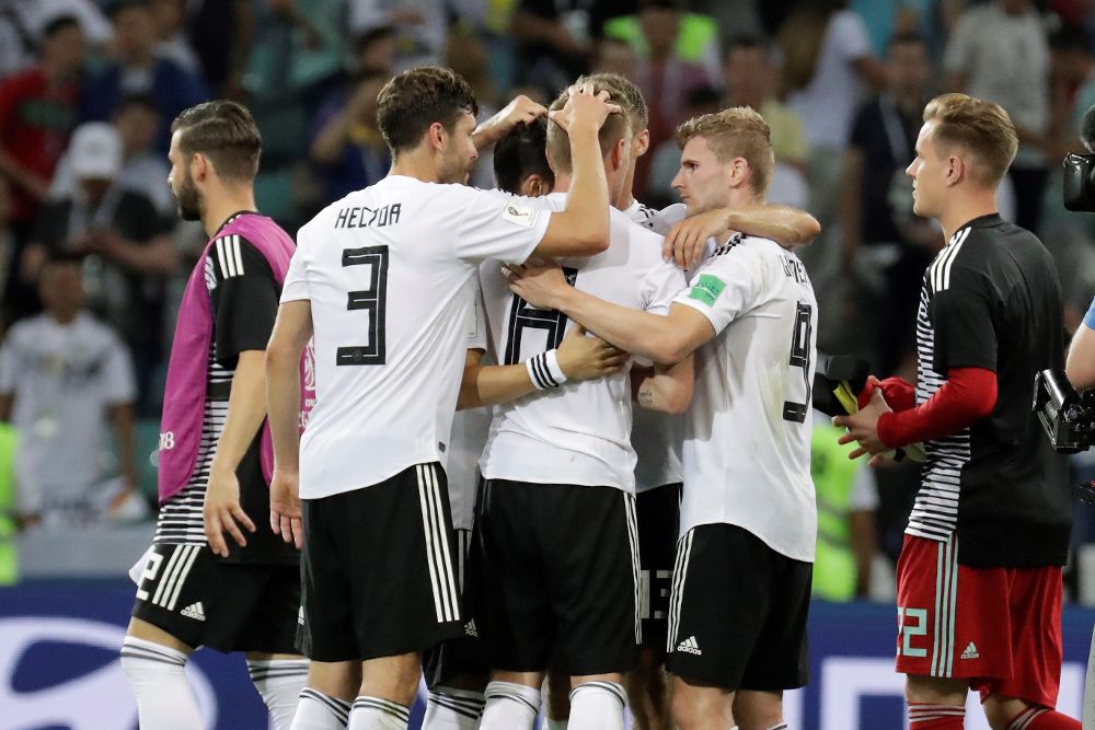 Jugadores alemanes celebran la victoria al final del partido Alemania-Suecia, del Grupo F del Mundial de Fútbol de Rusia 2018, en el Fisht de Sochi, Rusia.