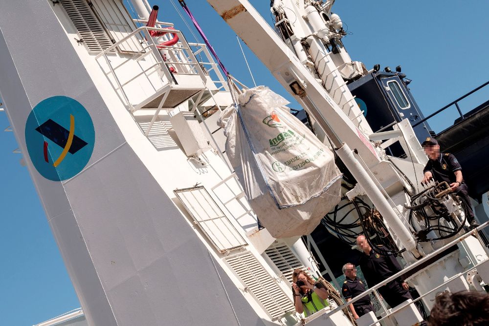 El "Petrel" desembarca en la Base Naval de Las Palmas de Gran Canaria el alijo de 1.850 kilos de cocaína.