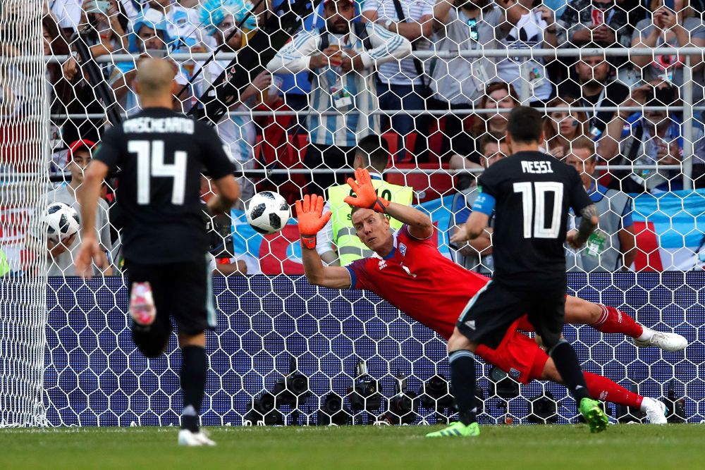 El portero islandés Halldórsson detiene el disparo de penalti del delantero argentino Lionel Messi (d).